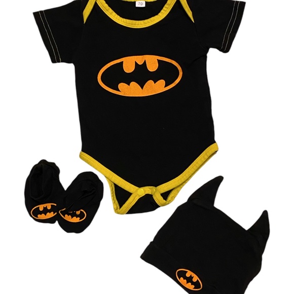 Baby Batman 0-3 months 3 Piece Batman baby outfit Costume & booties and beanie - Picture 3 of 7